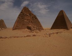 Właściwie przyjechaliśmy żeby zobaczyć piramidy - typowy sudański landszaft - jest ich tu grubo ponad 100...